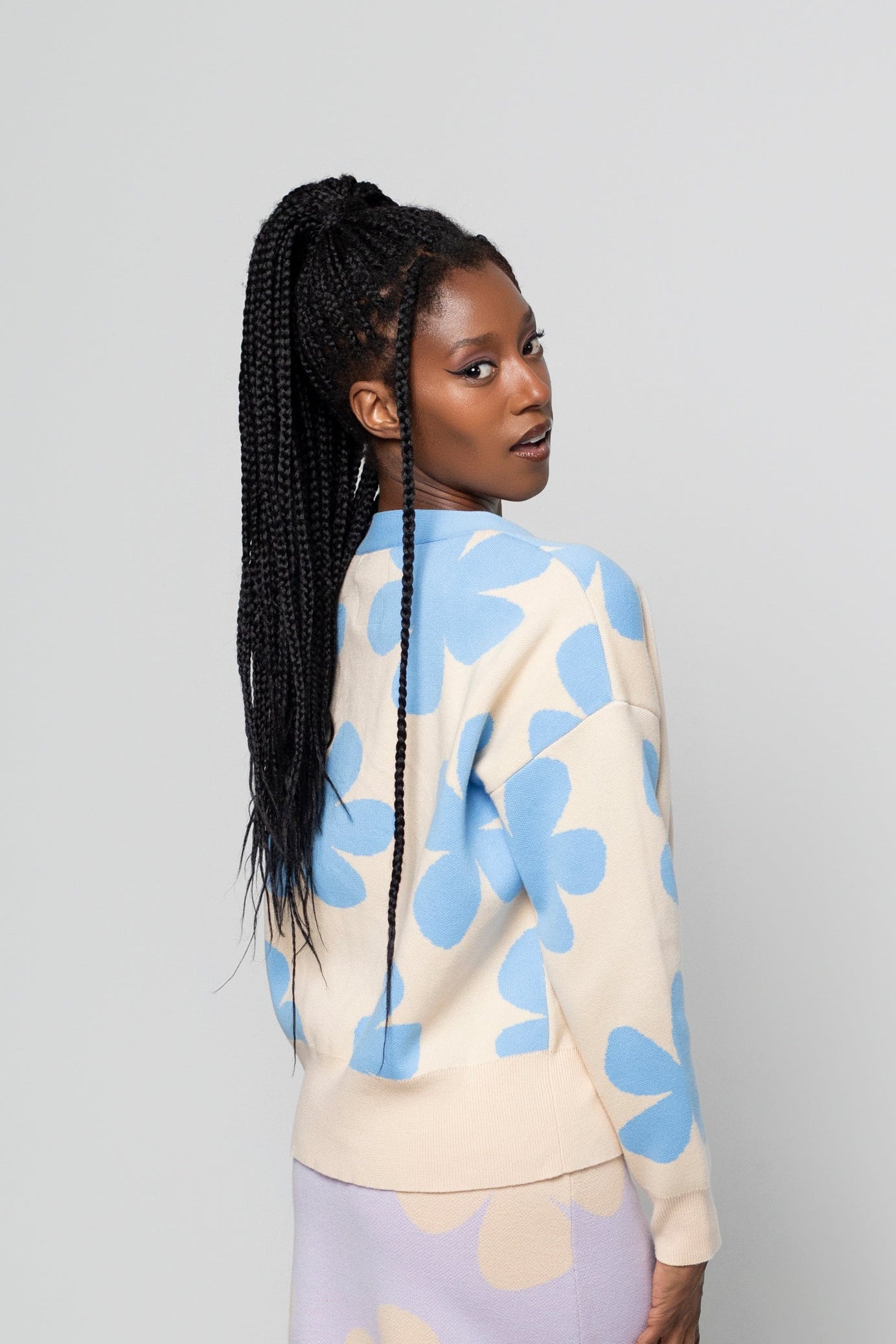Ivy Drop Shoulder Cardigan In Blue And Cream Daisy Print