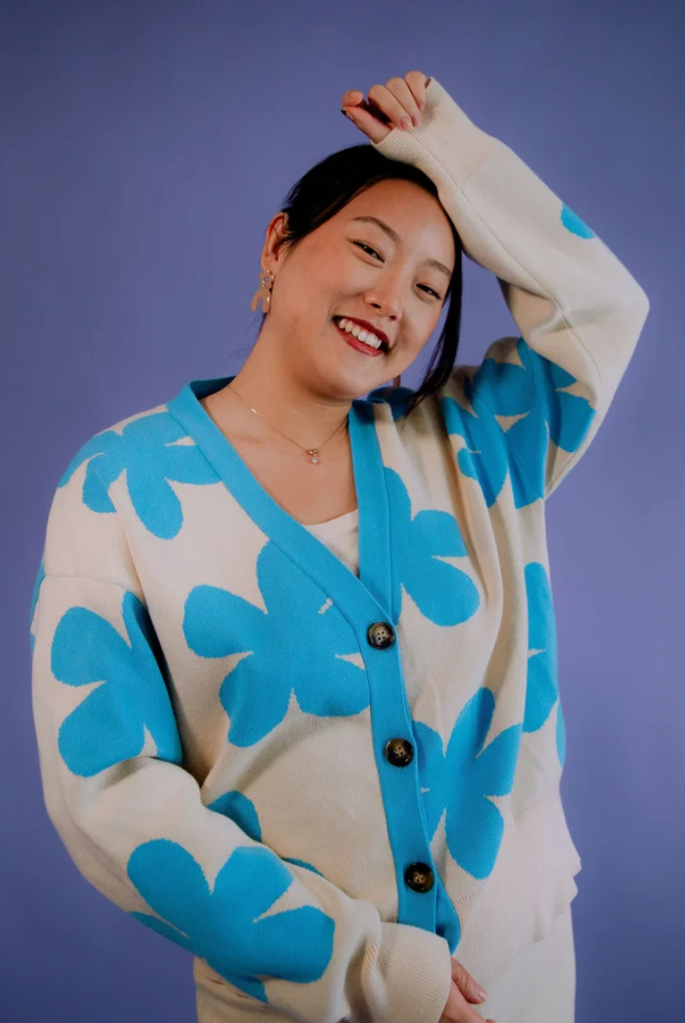 Ivy Drop Shoulder Cardigan In Blue And Cream Daisy Print