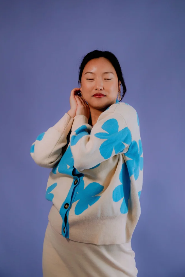 Ivy Drop Shoulder Cardigan In Blue And Cream Daisy Print