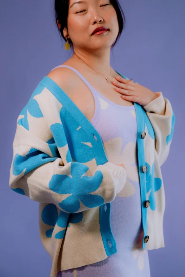 Ivy Drop Shoulder Cardigan In Blue And Cream Daisy Print