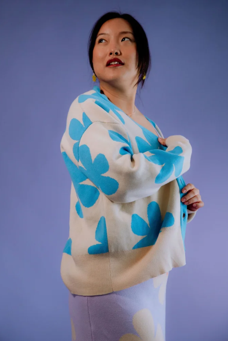 Ivy Drop Shoulder Cardigan In Blue And Cream Daisy Print