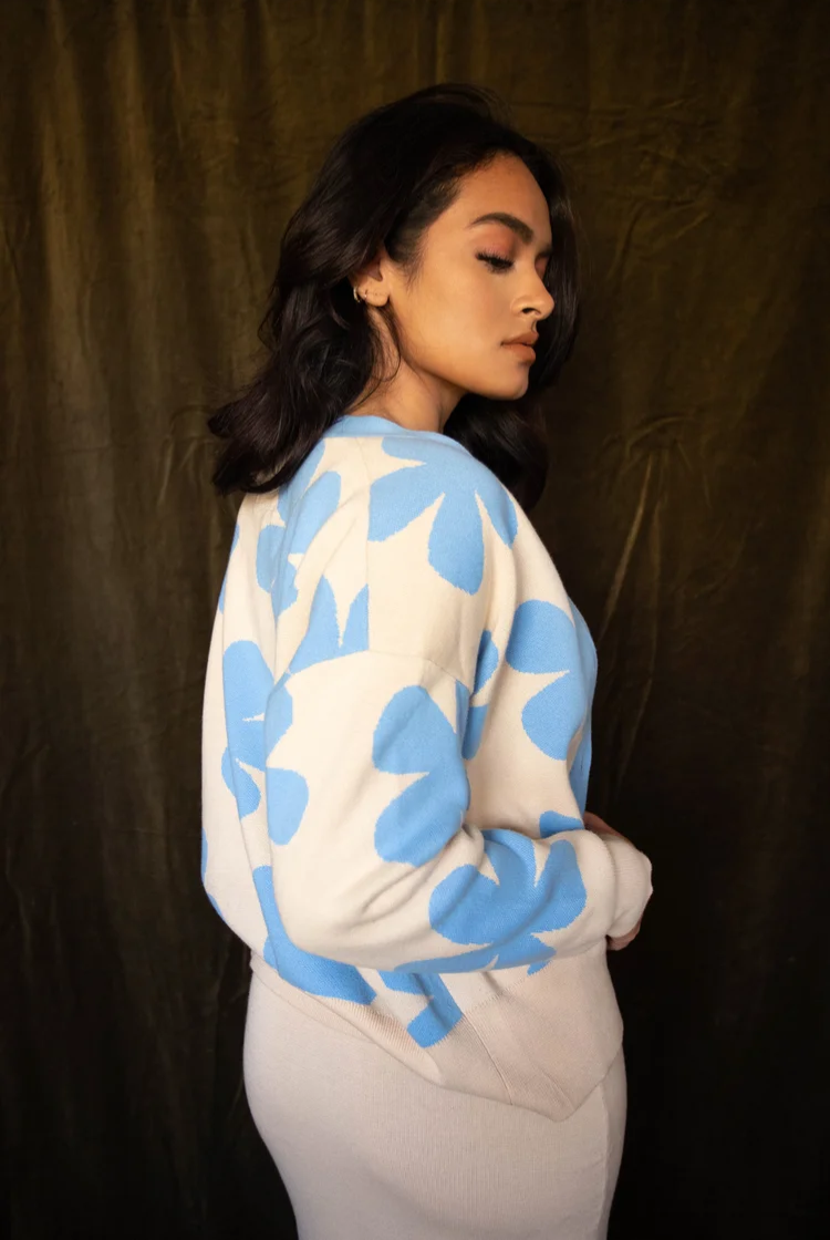 Ivy Drop Shoulder Cardigan In Blue And Cream Daisy Print